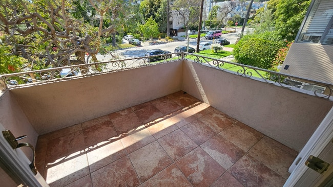 Building Photo - 2130 Beachwood Dr