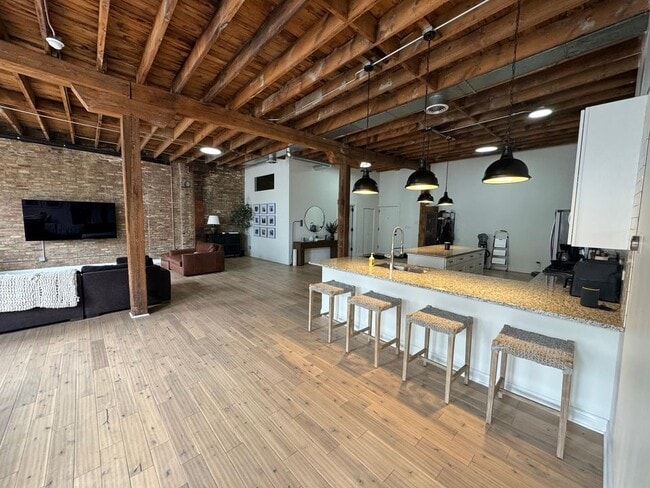 Building Photo - 2021 W Race Ave