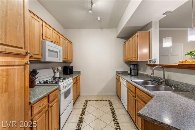Foto del edificio - Spacious Two-Bedroom Condo with Resort-Sty...