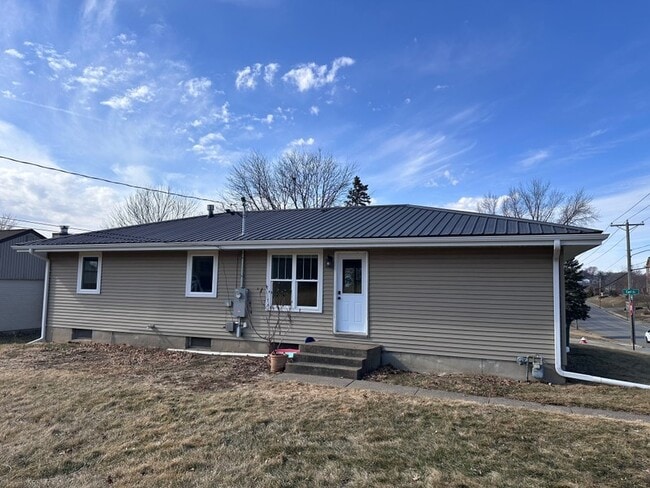 Building Photo - 1694 Earl Dr
