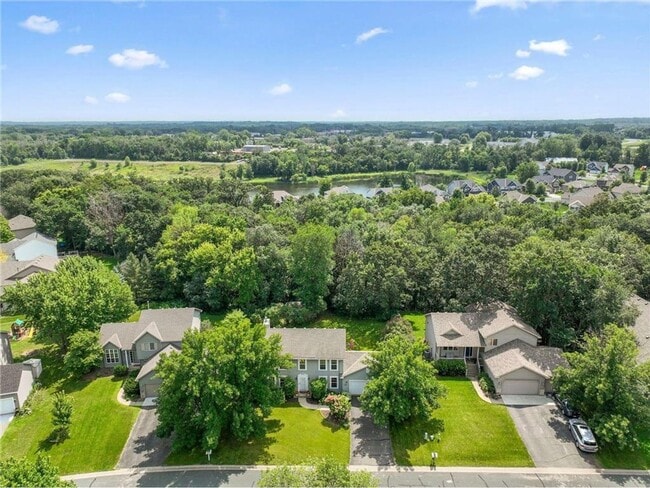 Foto del edificio - Spacious Like-New 2-Story with Office, Fireplace, Sunroom, Gourmet Kitchen & More!