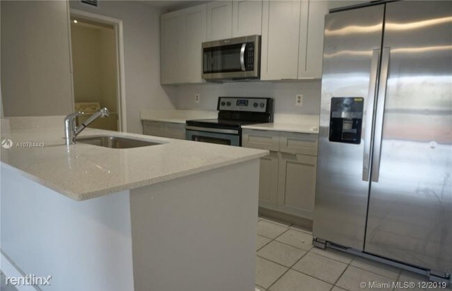 Building Photo - 8873 Fontainebleau Blvd