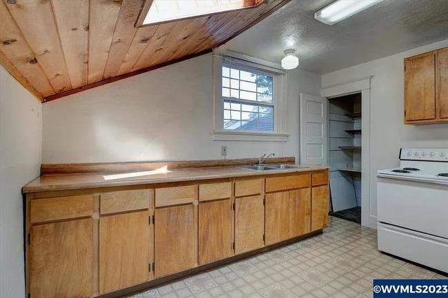 kitchen 2 - 624 NW 11th St