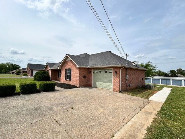 Building Photo - 8017 Valencia Dr