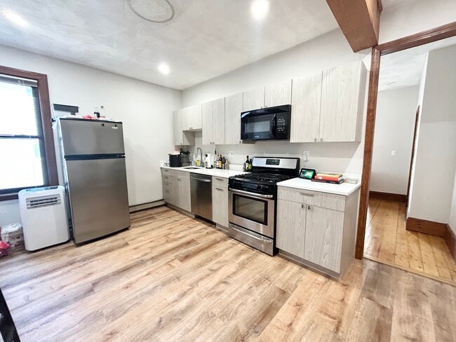 Building Photo - 1613 Tremont St