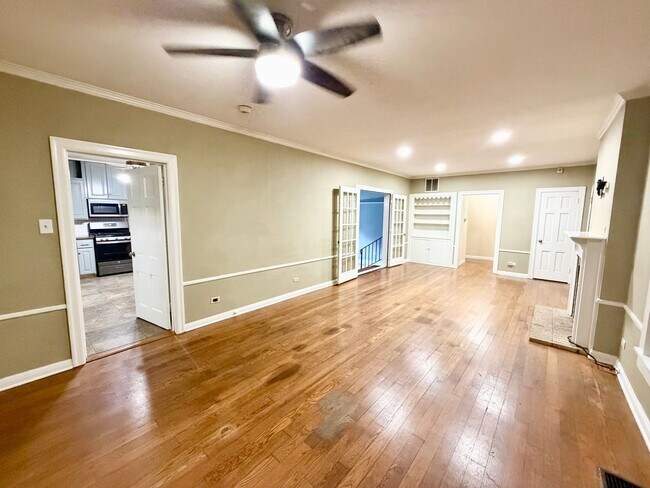 Foto del edificio - Spacious 3 bedroom with its own micro-park!