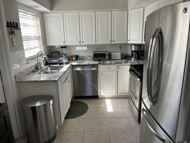 Building Photo - 325 N Ocean Breeze