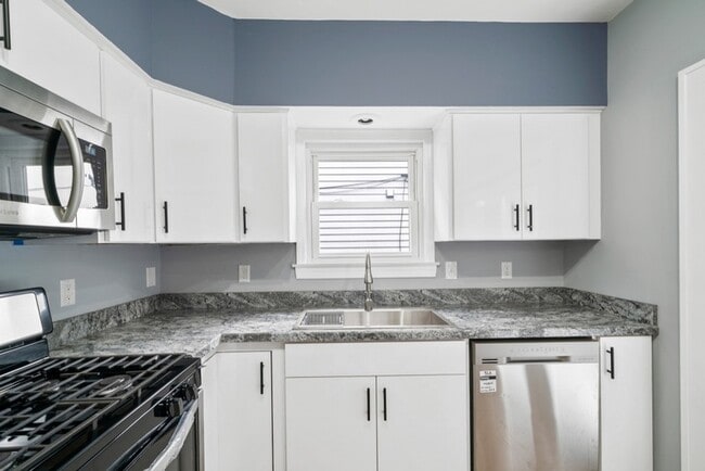 Building Photo - 2413 Montclair Ave