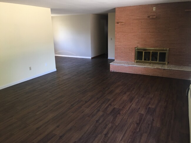 Building Photo - 6908 E Mansfield Ave