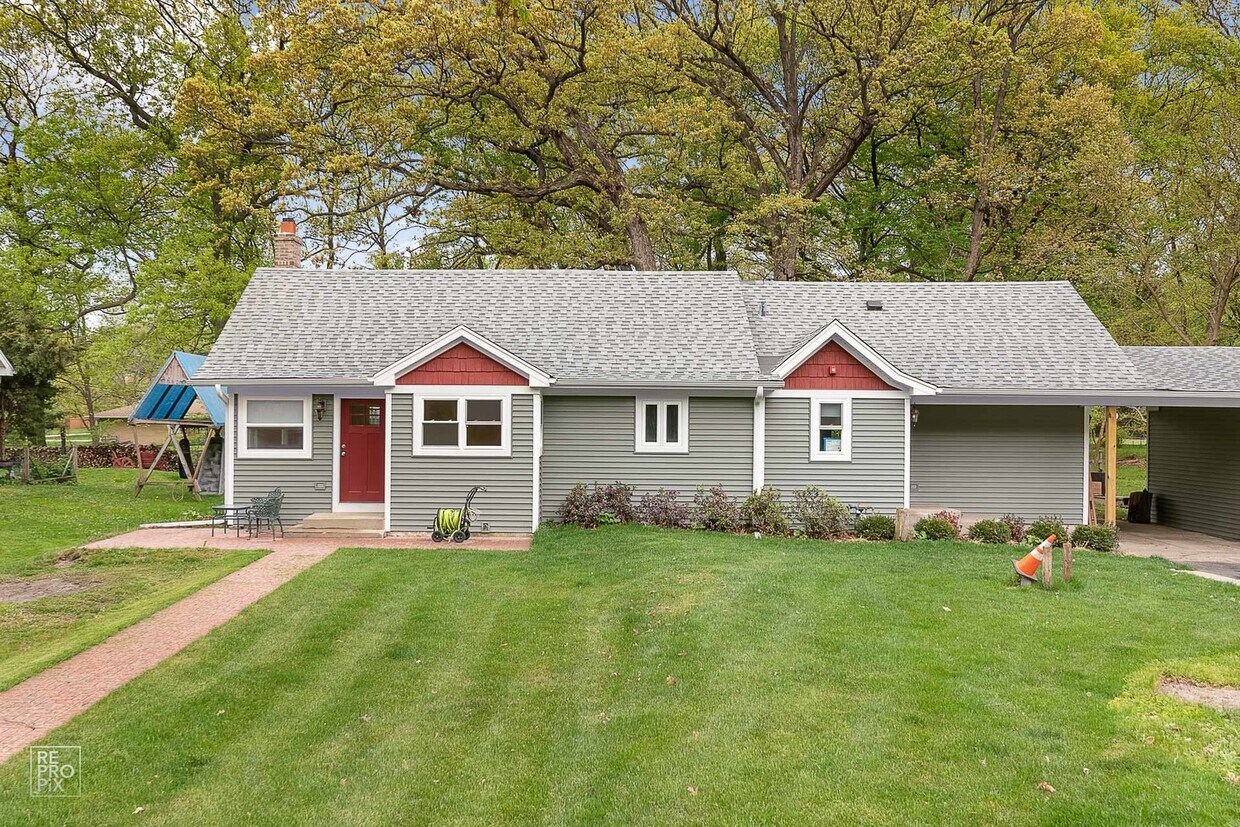 Primary Photo - 584 E River Rd