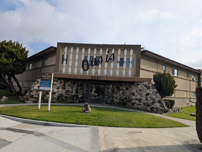Building Photo - Oasis Apartments