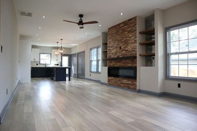 Building Photo - Oakland City 3 Bed/2 Bath, Beautifully Rem...