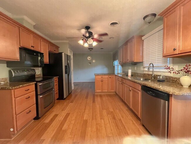 Building Photo - 523 Bellehurst Dr