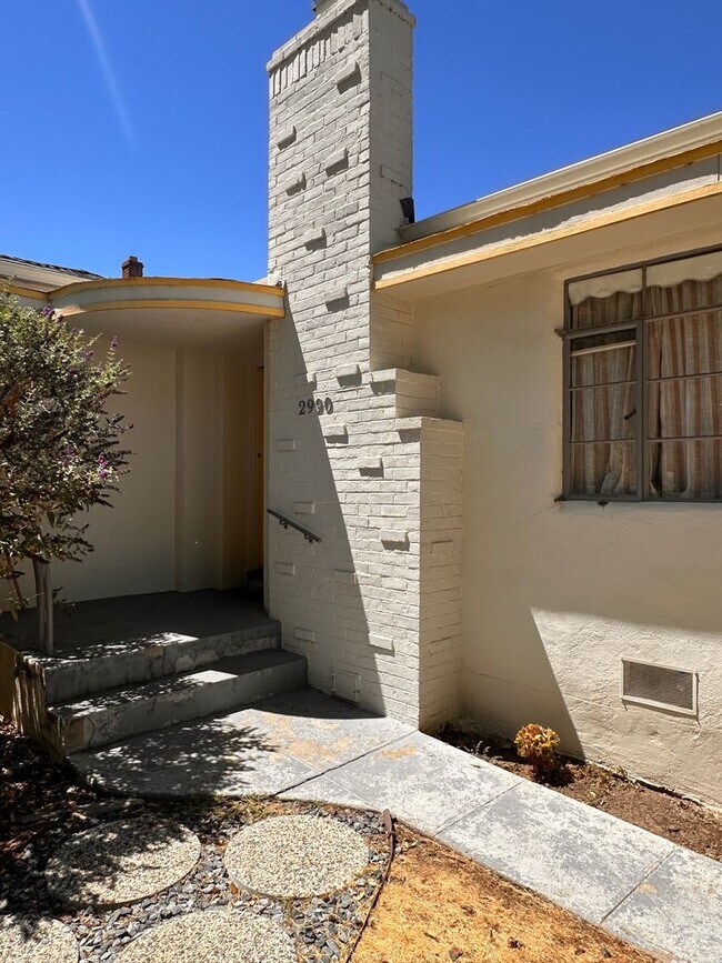 Building Photo - Rare Land Park Home Available Now!