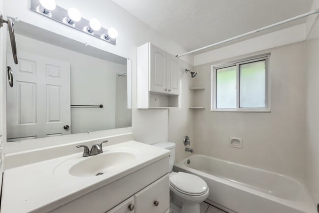 Building Photo - **Coming Soon** 5 bd/ 2 bath Home!