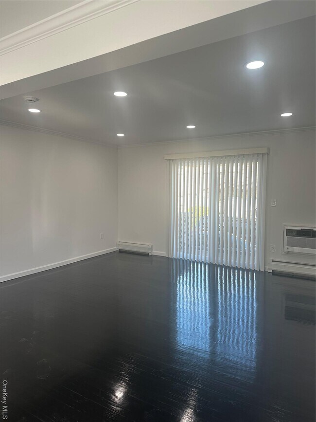 Foto del edificio - 8 Central Dr