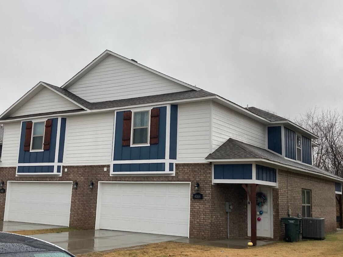 Building Photo - New 3 Bedroom 3.5 Bathroom home, private parking and 2 car garage Now Pre-leasing June 10 Move in...