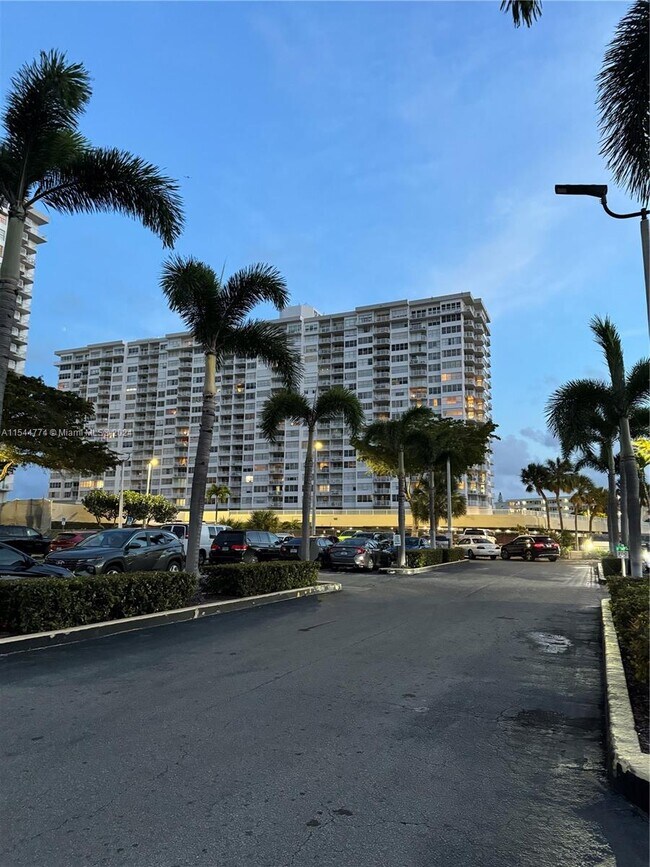 Foto del edificio - 2750 NE 183rd St