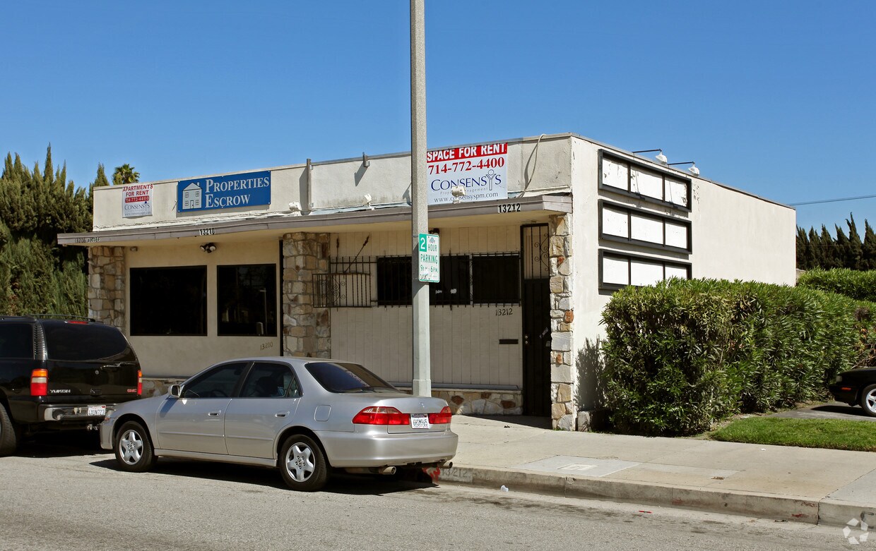 Foto del edificio - 13206-13212 Paramount Blvd