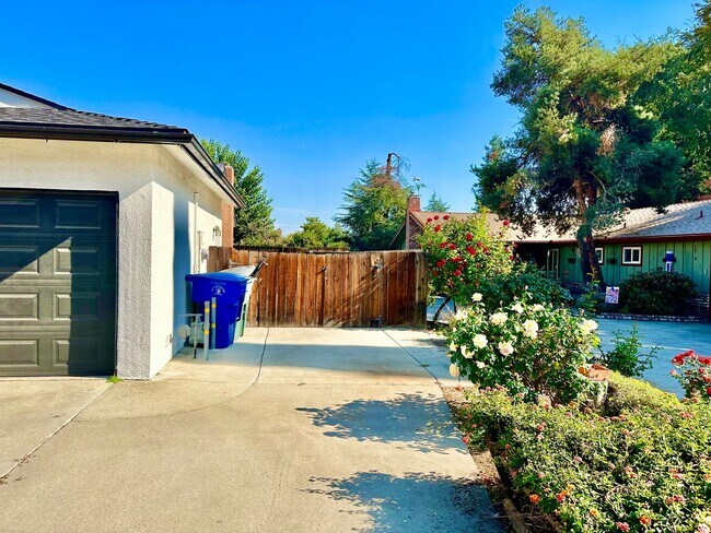 Foto del edificio - Clovis 3/2 with Large Lot