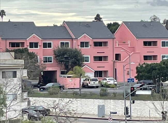 Building Photo - 4810 S La Brea Ave # DON
