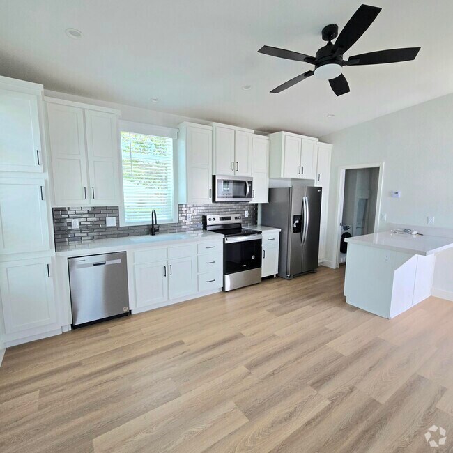 Building Photo - Lakeside Village Apartments