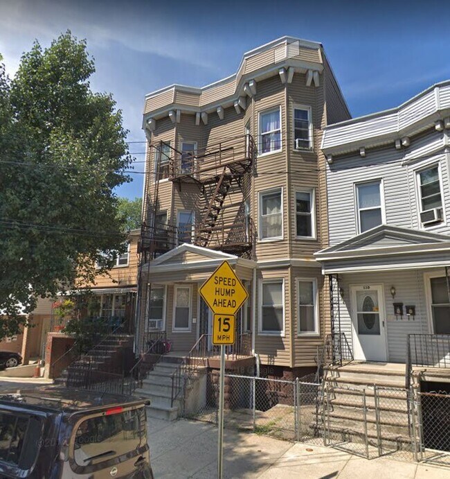 Building Photo - 112 Charles St