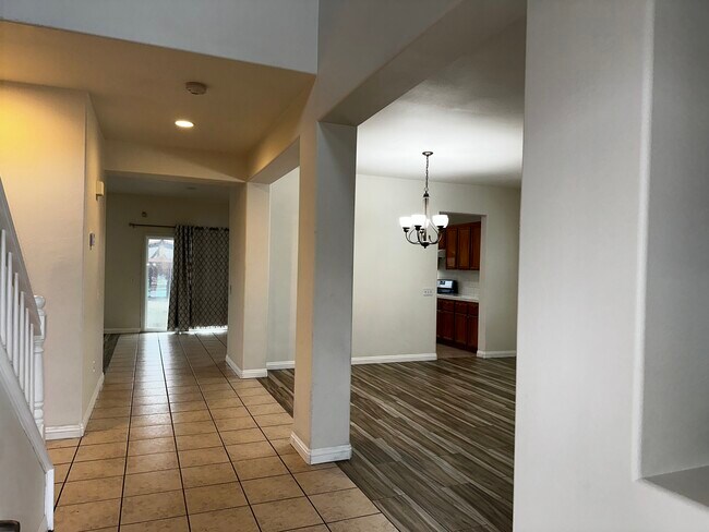 Building Photo - 14560 Phoenix St