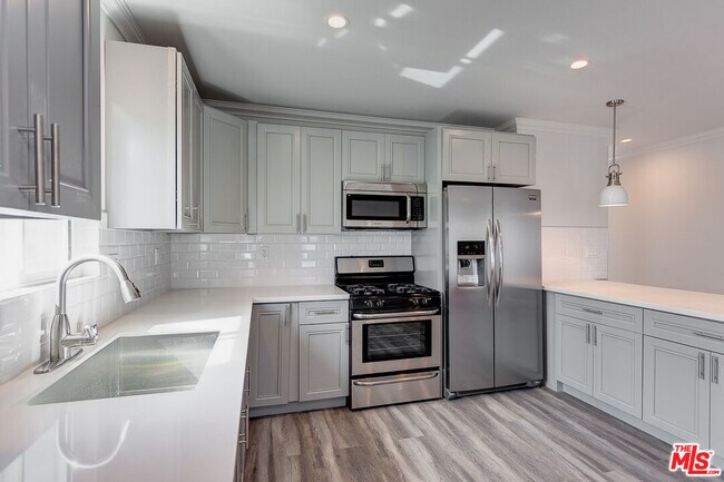 Foto del edificio - 1517 Winona Blvd