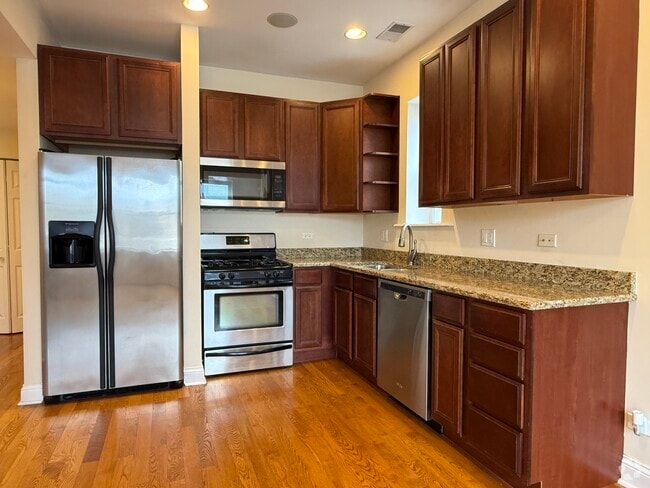 Building Photo - 6150 N Ravenswood Ave
