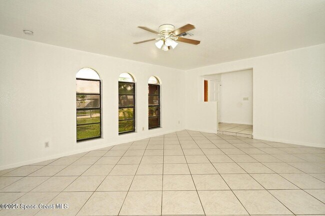 Building Photo - 765 Palm Dr