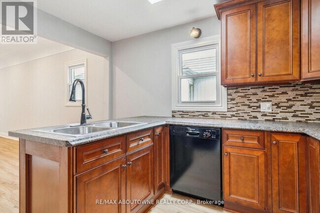 Building Photo - 93 E 31st St