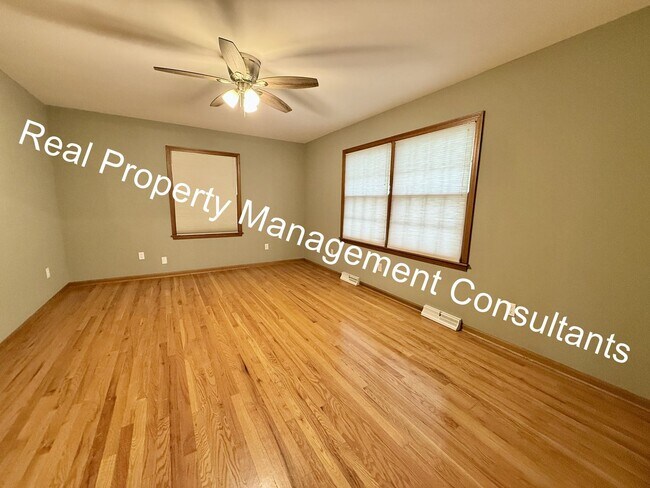 Foto del edificio - 4 bed | 2.5 bath Home In Shawnee Mission S...