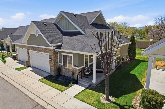 Foto del edificio - Beautiful Riverton Townhome in Gated Community!