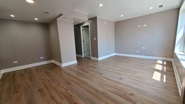 Building Photo - 928 W 32nd Pl