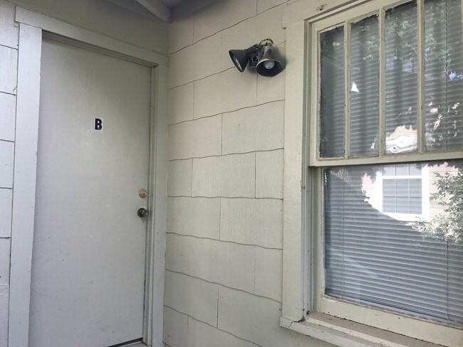 Building Photo - Adorable One Bedroom Duplex!