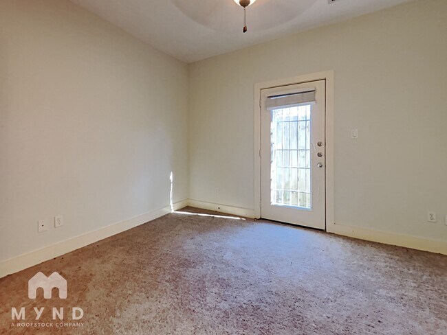 Foto del edificio - 2046 Tuam St