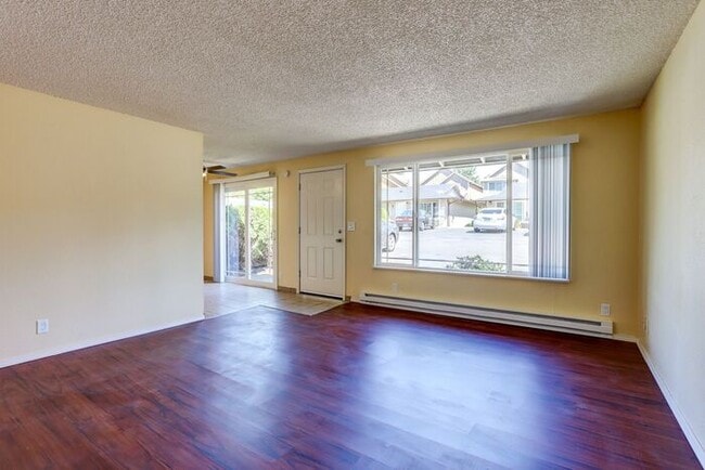 Building Photo - Remodeled Spacious 2 Bed 1 Bath In Quiet Community