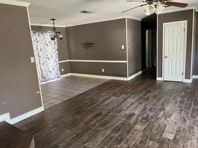 Building Photo - 9471 Blom Blvd