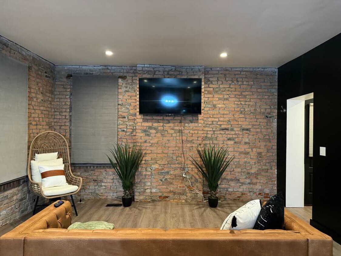 Foto principal - 61-63 E Russell St