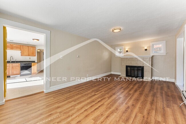 Foto del edificio - Spacious Bungalow with Private Backyard Near Sloan's Lake Neighborhood!