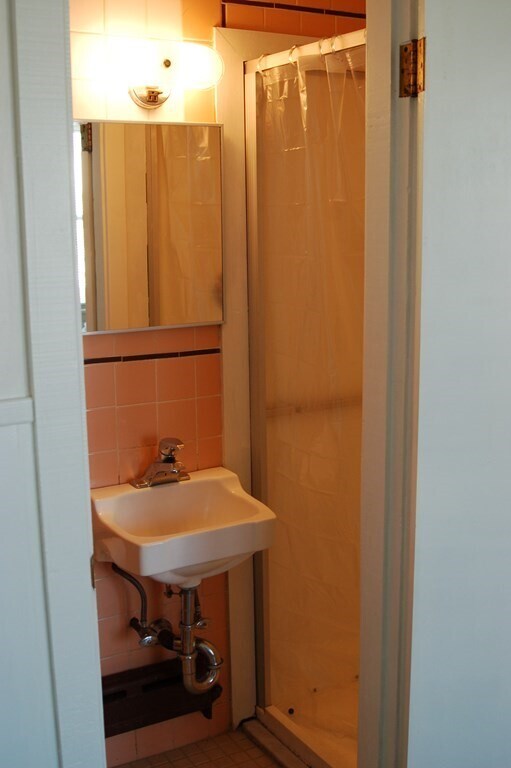 10 Hartford Ave W Unit 1L, Uxbridge, MA 01569 Room for Rent in