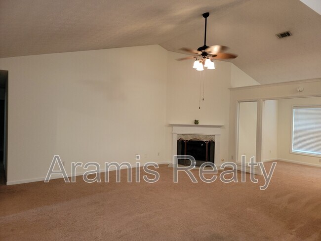 Foto del edificio - 3241 Cranberry Ln NE
