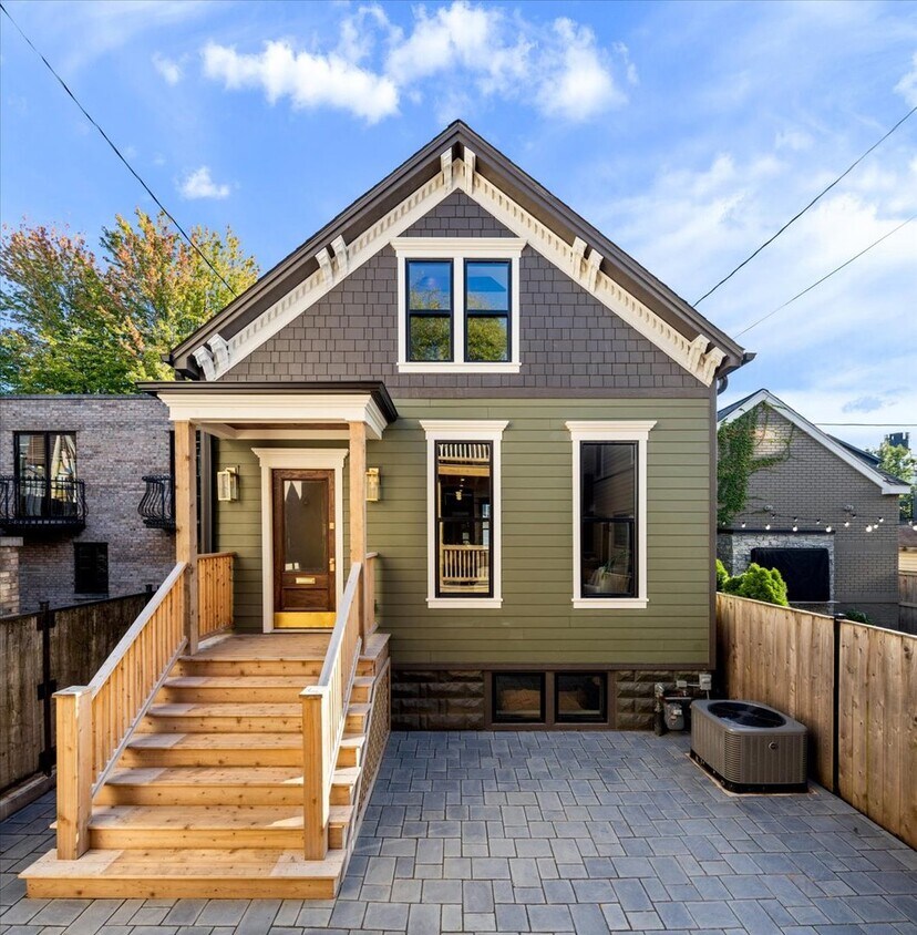 Primary Photo - 1747 W Cornelia Ave