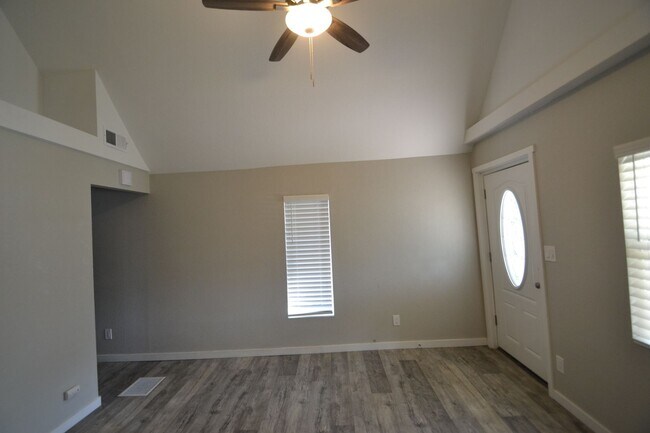 Building Photo - 2 Bed 1 Bath - Fully Renovated - Available...