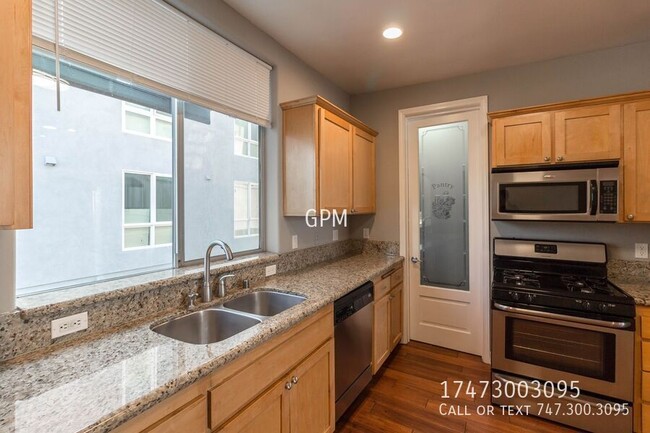 Foto del edificio - MOVE-IN SPECIAL! - LUXURY TOWNHOME IN NOHO!