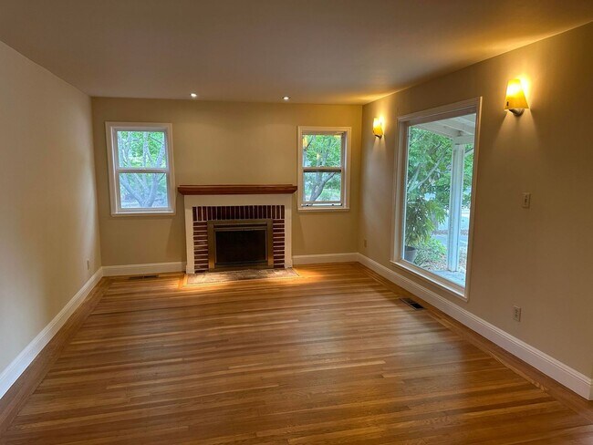 Foto del edificio - Stunning 4 Bedroom, 3 Bath Single Family Home with Spacious Yard - Available July 15th!