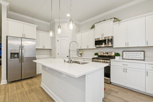 Foto del edificio - Bright & Spacious 4BR Home in Lake Haven - Move In Special! $300 Off Rent