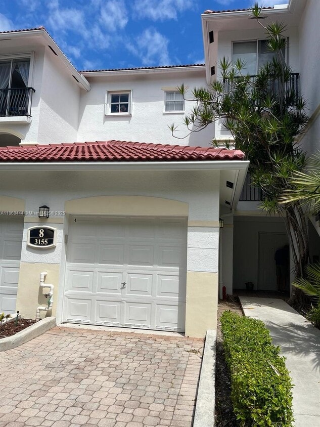 Foto principal - 3155 NE 184th St