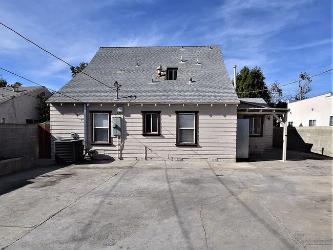 Building Photo - 1215 S Sycamore St